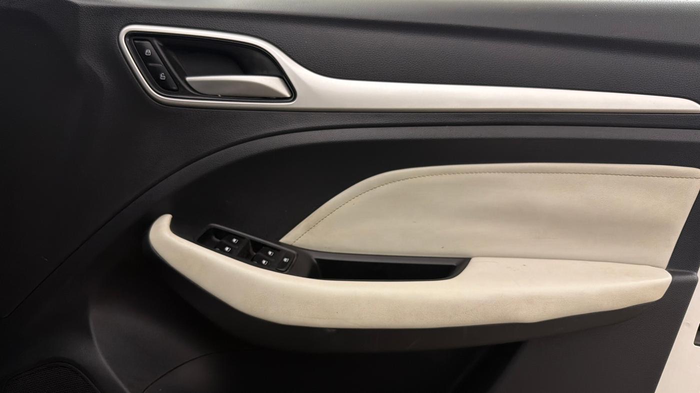 2024 MG ASTOR Shine 1.5 MT (Ivory), Petrol, Manual, 29,950 km, Driver Side Door Panels Control