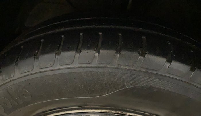 2019 Maruti Swift LXI, CNG, Manual, 69,834 km, Left Front Tyre Tread