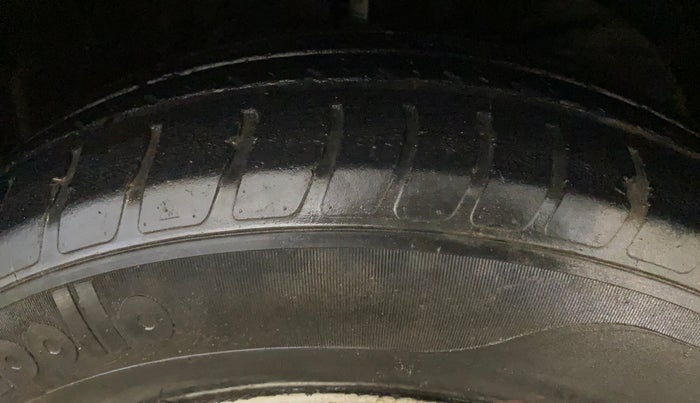 2019 Maruti Swift LXI, CNG, Manual, 69,834 km, Right Front Tyre Tread