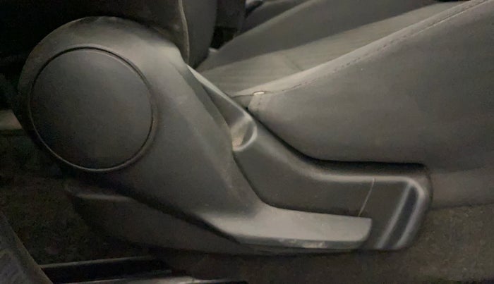 2019 Maruti Swift LXI, CNG, Manual, 69,834 km, Driver Side Adjustment Panel