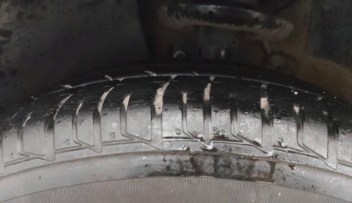 2013 Volkswagen Vento HIGHLINE PETROL AT, Petrol, Automatic, 81,198 km, Left Front Tyre Tread