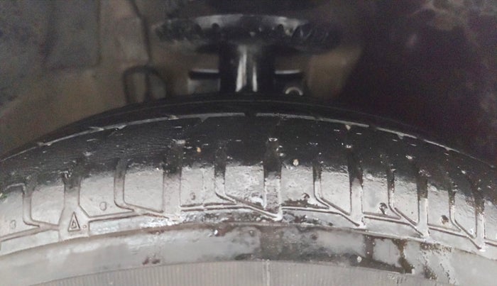 2013 Volkswagen Vento HIGHLINE PETROL AT, Petrol, Automatic, 81,198 km, Right Front Tyre Tread