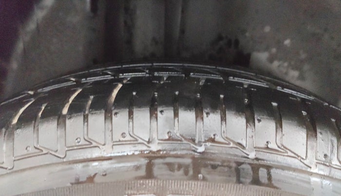 2013 Volkswagen Vento HIGHLINE PETROL AT, Petrol, Automatic, 81,198 km, Right Rear Tyre Tread