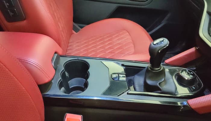 2023 Tata Safari XZ PLUS 2.0L RED DARK EDITION 7 STR MT, Diesel, Manual, 38,406 km, Gear Lever
