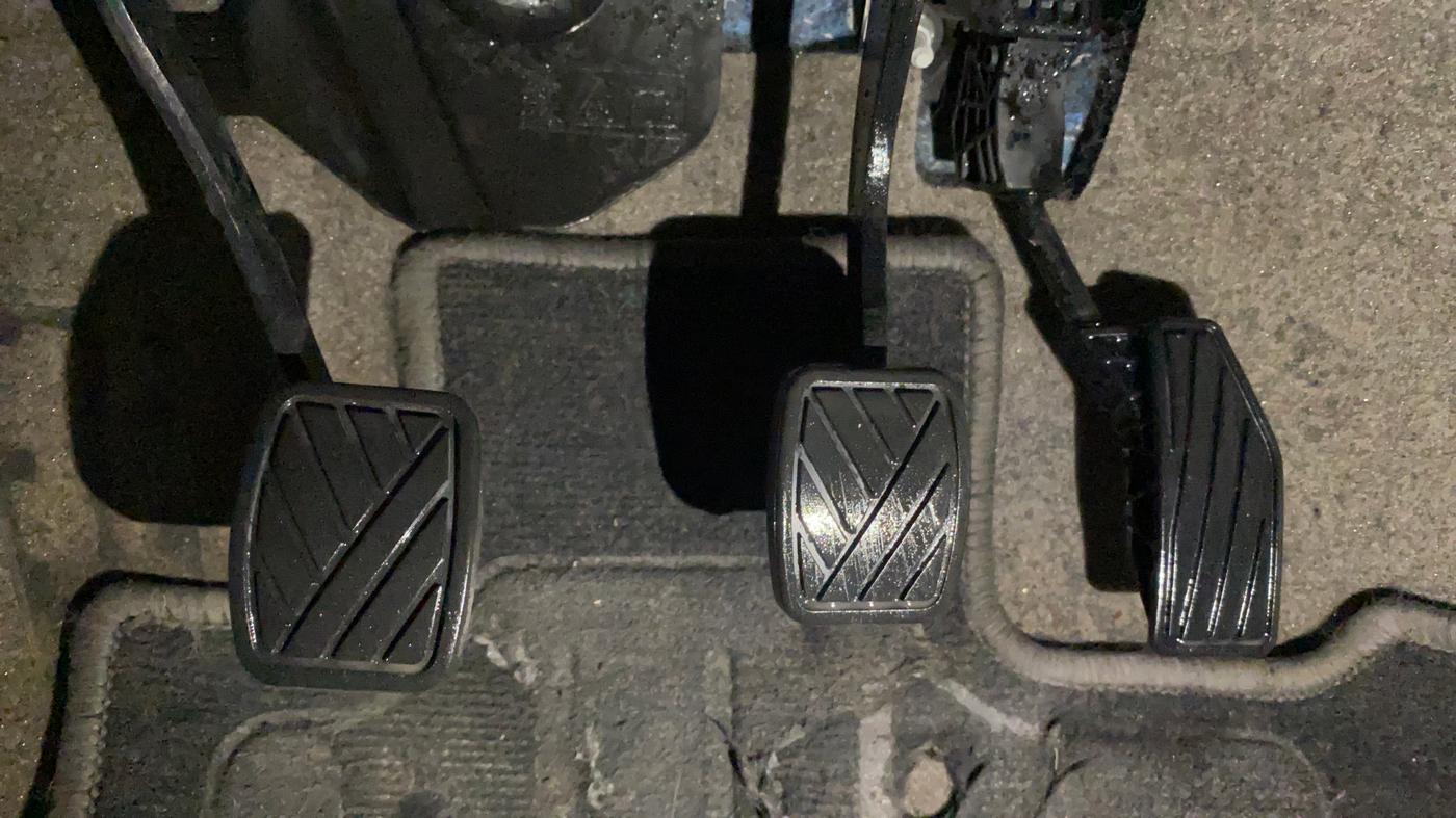 2022 Maruti Ertiga ZXI+ SHVS, Petrol, Manual, 45,498 km, Pedals