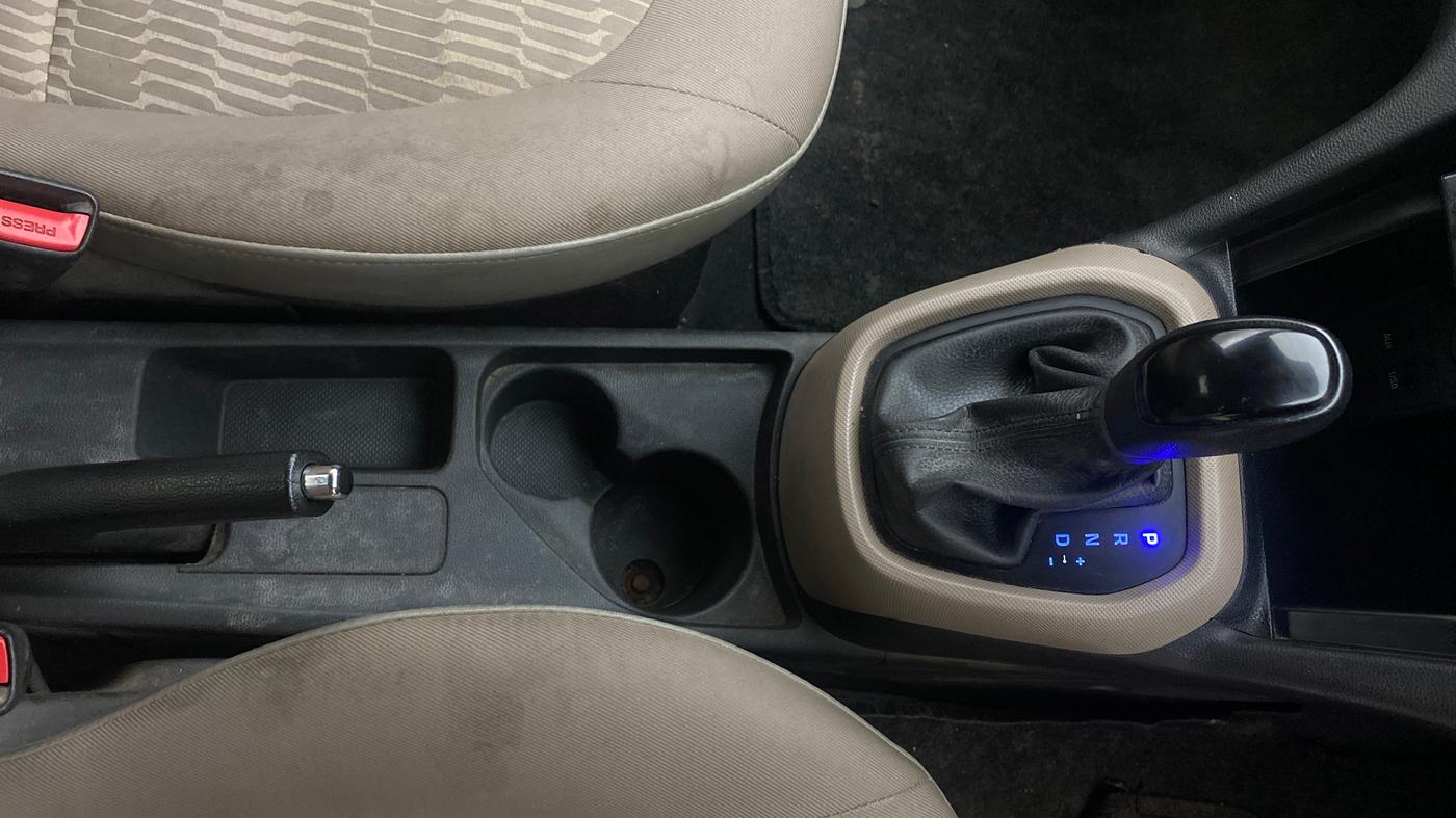 2017 Hyundai Xcent S AT 1.2, Petrol, Automatic, 64,473 km, Gear Lever
