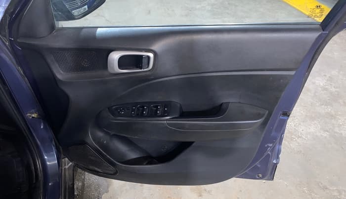 2022 Hyundai VENUE S 1.2, Petrol, Manual, 77,932 km, Driver Side Door Panels Control