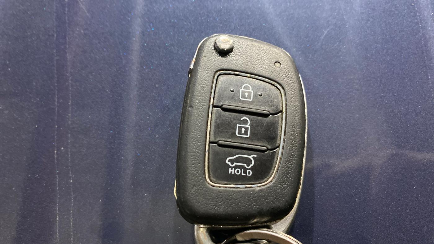2022 Hyundai VENUE S 1.2, Petrol, Manual, 77,932 km, Key Close Up