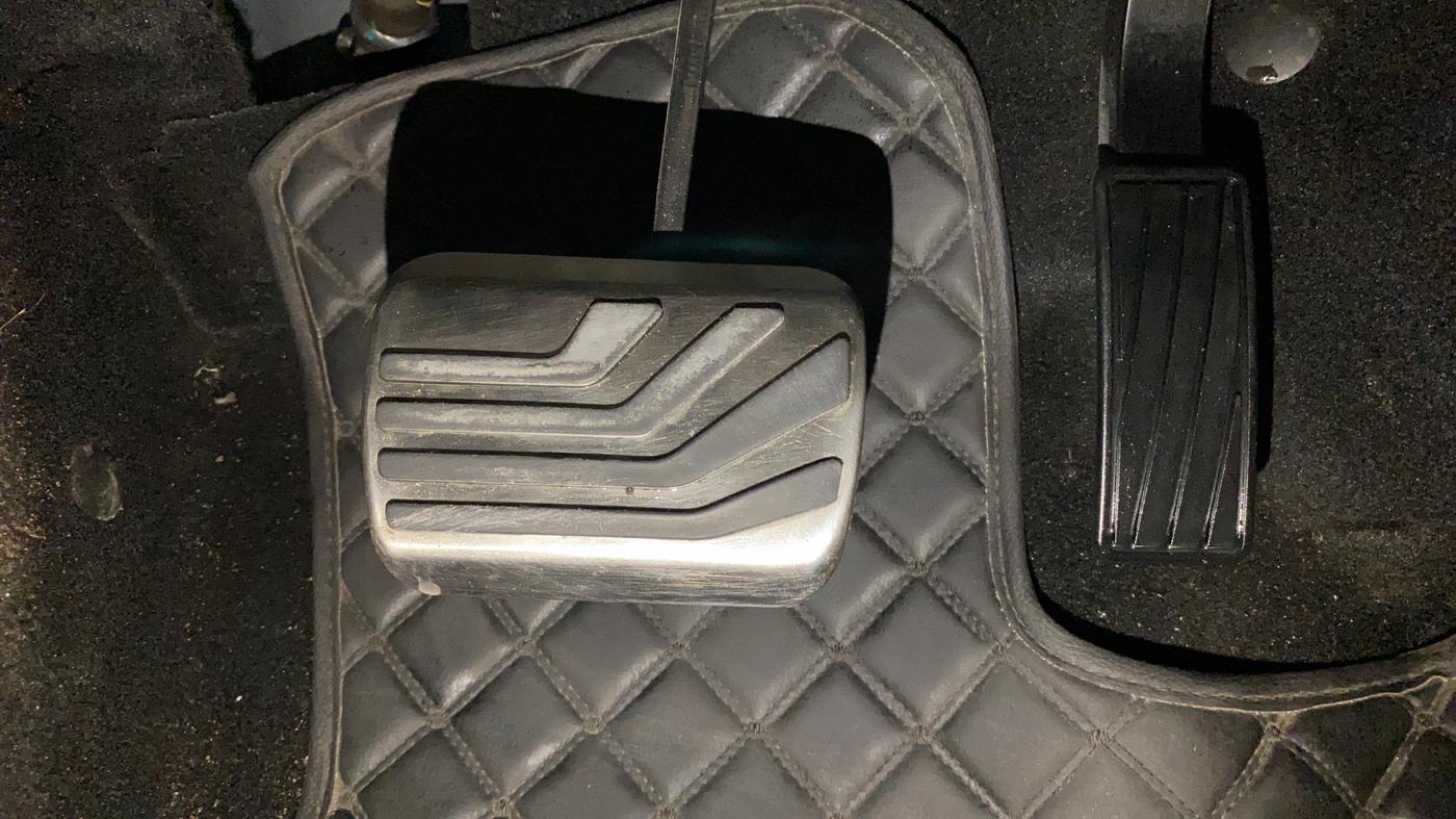 2022 Mahindra XUV700 AX 7 LUXURY P AT 7 STR, Petrol, Automatic, 13,673 km, Pedals