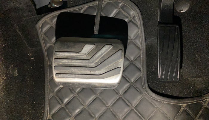 2022 Mahindra XUV700 AX 7 LUXURY P AT 7 STR, Petrol, Automatic, 13,673 km, Pedals