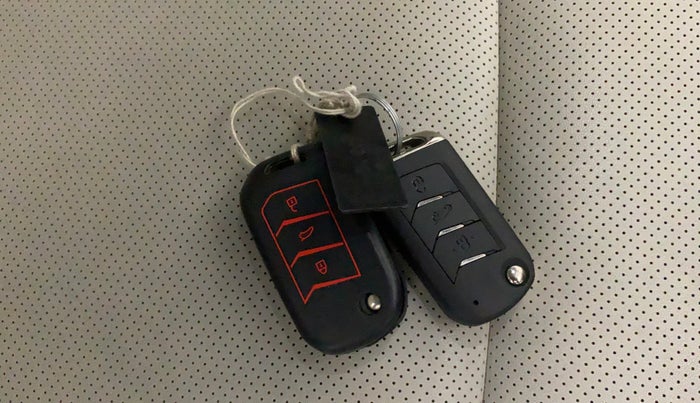 2022 Mahindra XUV700 AX 7 LUXURY P AT 7 STR, Petrol, Automatic, 13,673 km, Key Close Up