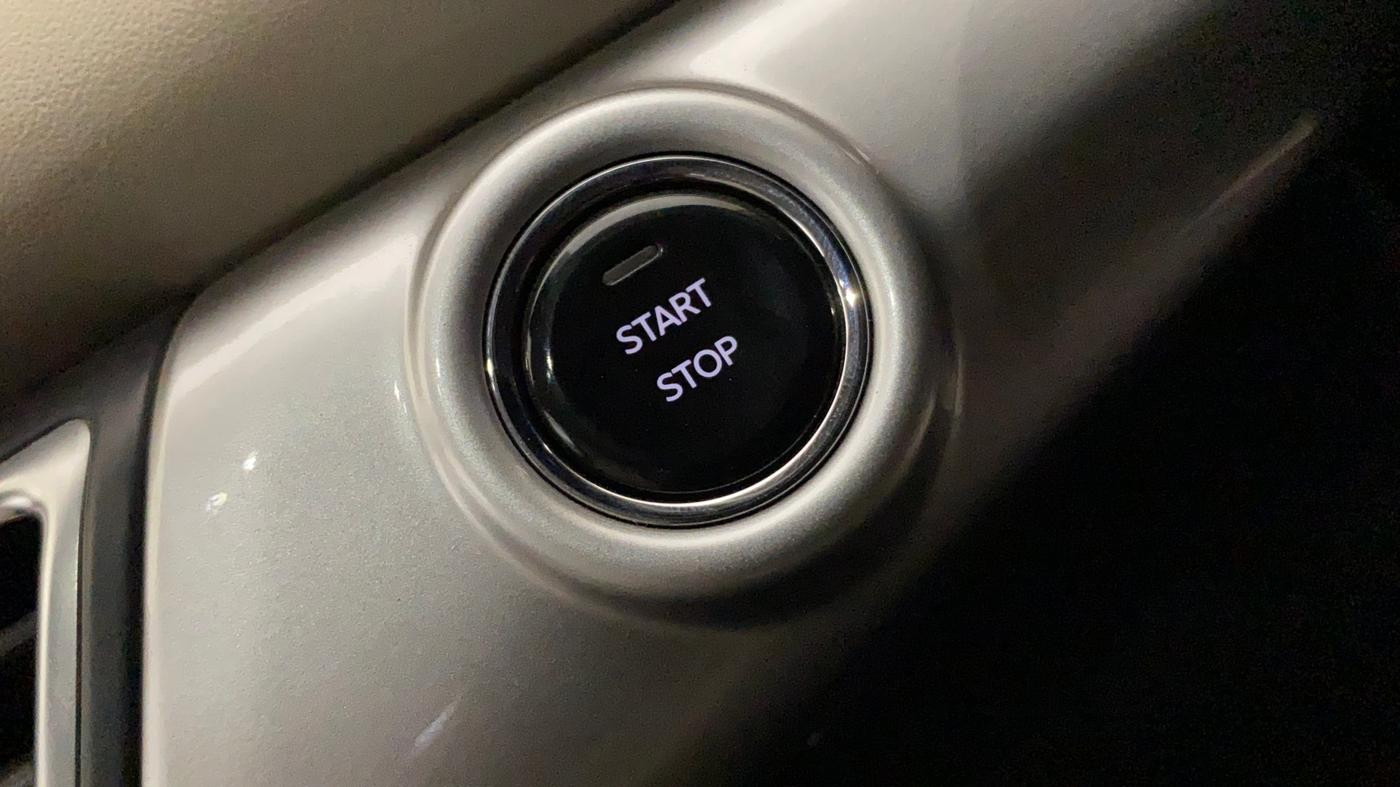 2022 Mahindra XUV700 AX 7 LUXURY P AT 7 STR, Petrol, Automatic, 13,673 km, Keyless Start/ Stop Button