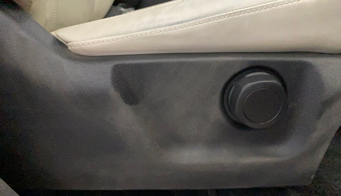 2022 Mahindra XUV700 AX 7 LUXURY P AT 7 STR, Petrol, Automatic, 13,673 km, Driver Side Adjustment Panel