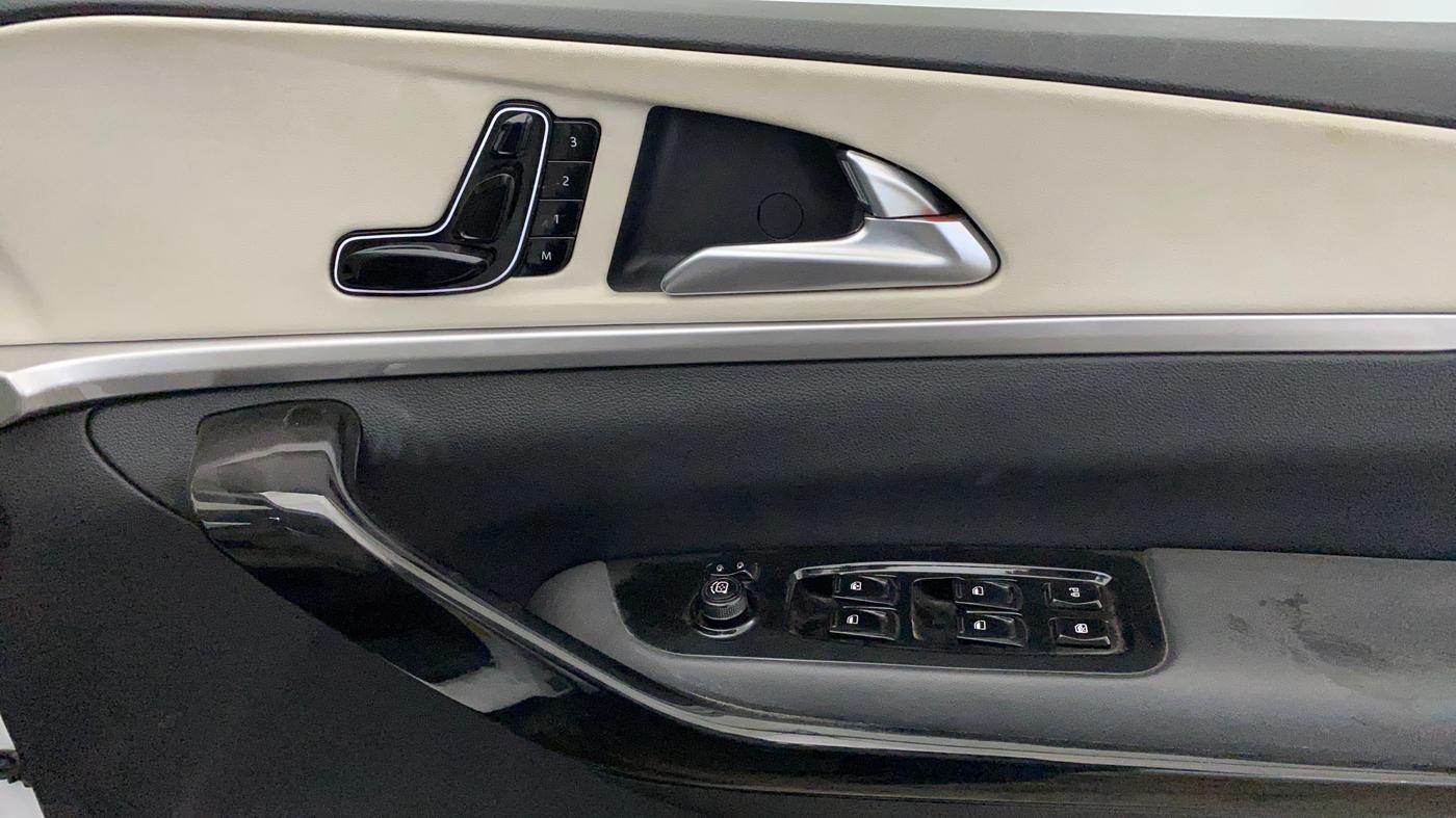 2022 Mahindra XUV700 AX 7 LUXURY P AT 7 STR, Petrol, Automatic, 13,673 km, Driver Side Door Panels Control