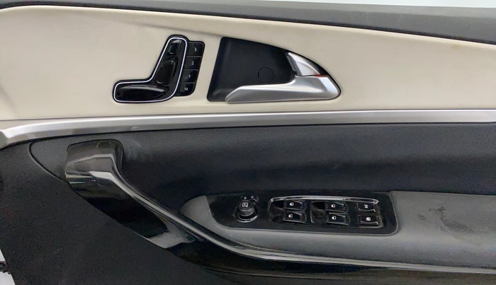 2022 Mahindra XUV700 AX 7 LUXURY P AT 7 STR, Petrol, Automatic, 13,673 km, Driver Side Door Panels Control