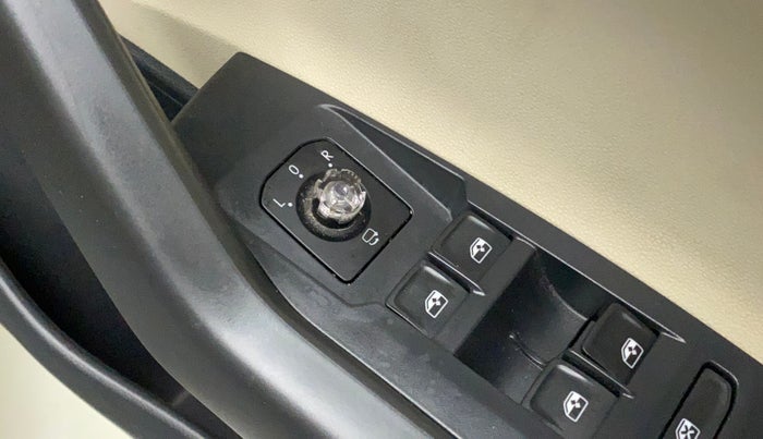 2022 Skoda SLAVIA AMBITION 1.0L TSI AT, Petrol, Automatic, 11,332 km, Right rear-view mirror - ORVM switch has minor damage
