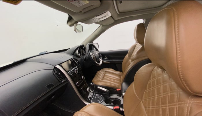 2018 Mahindra XUV500 W11 (O) AT, Diesel, Automatic, 98,855 km, Right Side Front Door Cabin