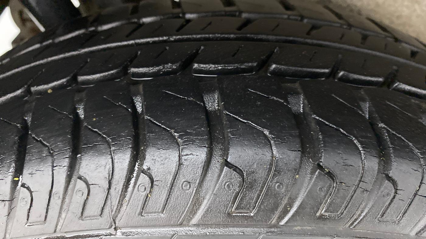 2015 Maruti Wagon R 1.0 VXI AMT, Petrol, Automatic, 9,032 km, Right Rear Tyre Tread