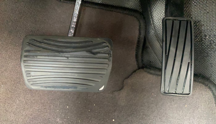 2021 Mahindra XUV300 W6 1.2 PETROL AMT, Petrol, Automatic, 81,586 km, Pedals