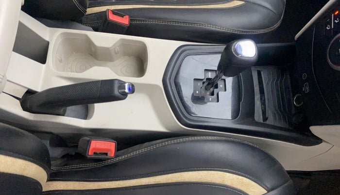 2021 Mahindra XUV300 W6 1.2 PETROL AMT, Petrol, Automatic, 81,586 km, Gear Lever