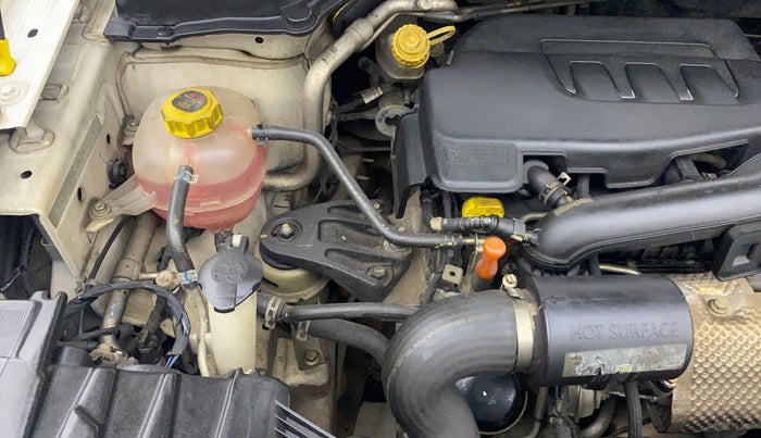 2021 Mahindra XUV300 W6 1.2 PETROL AMT, Petrol, Automatic, 81,586 km, Engine View - Right