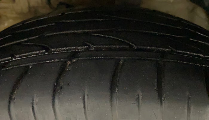 2021 Mahindra XUV300 W6 1.2 PETROL AMT, Petrol, Automatic, 81,586 km, Left Front Tyre Tread