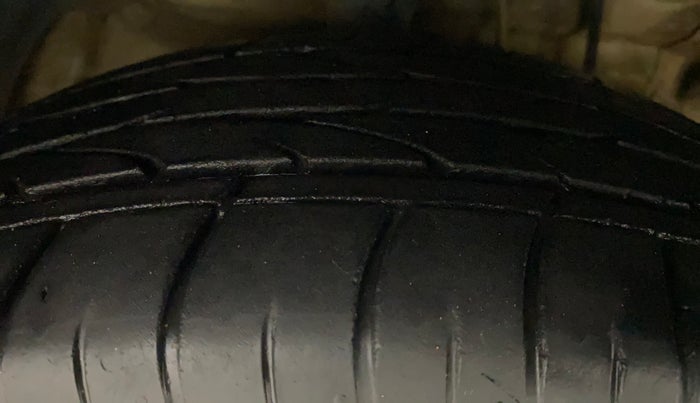 2021 Mahindra XUV300 W6 1.2 PETROL AMT, Petrol, Automatic, 81,586 km, Right Front Tyre Tread