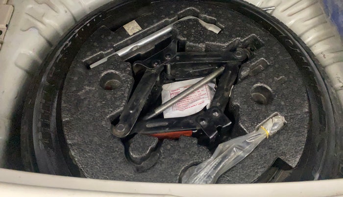 2021 Mahindra XUV300 W6 1.2 PETROL AMT, Petrol, Automatic, 81,586 km, Spare Tyre