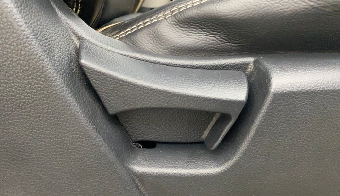 2021 Mahindra XUV300 W6 1.2 PETROL AMT, Petrol, Automatic, 81,586 km, Driver Side Adjustment Panel