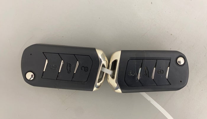 2021 Mahindra XUV300 W6 1.2 PETROL AMT, Petrol, Automatic, 81,586 km, Key Close Up