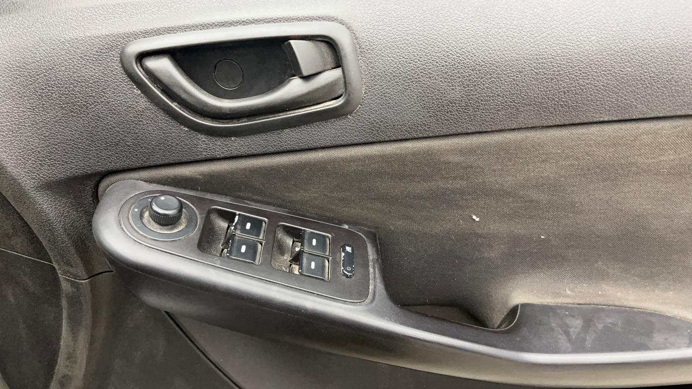 2015 Tata Bolt XM REVOTRON, Petrol, Manual, 77,280 km, Driver Side Door Panels Control