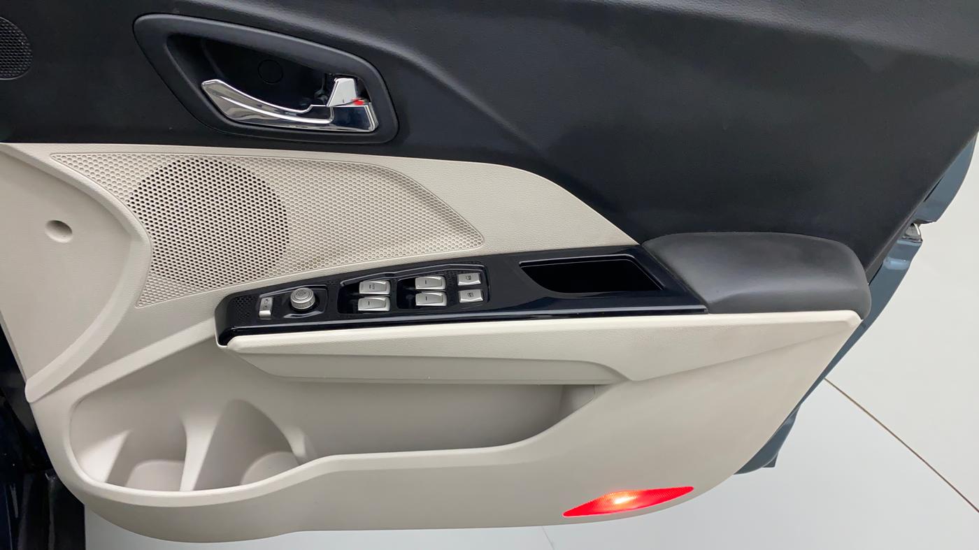 2019 Mahindra XUV300 W8(O), Diesel, Manual, 39,662 km, Driver Side Door Panels Control