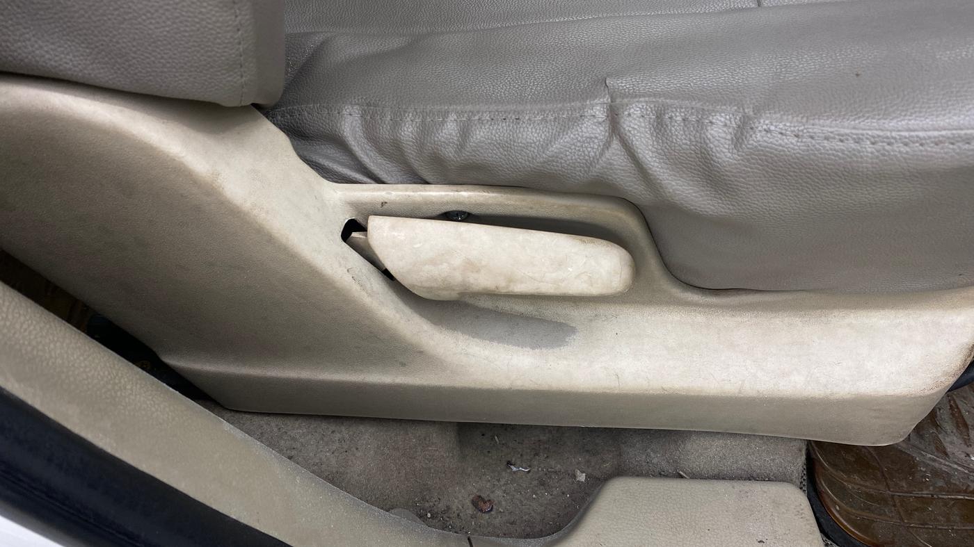 2014 Maruti Ertiga VXI CNG, CNG, Manual, 73,596 km, Driver Side Adjustment Panel