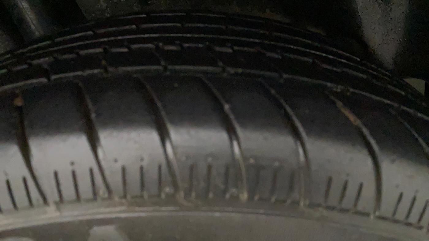 2015 Maruti Ciaz VDI SHVS, Diesel, Manual, 1,14,701 km, Right Front Tyre Tread