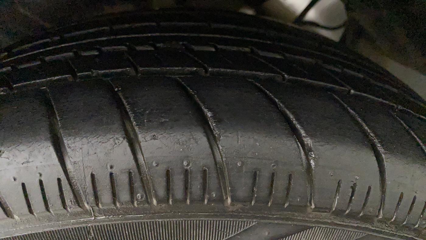 2015 Maruti Ciaz VDI SHVS, Diesel, Manual, 1,14,701 km, Left Rear Tyre Tread