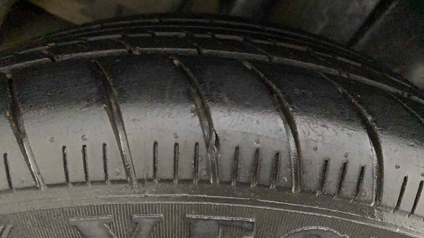 2015 Maruti Ciaz VDI SHVS, Diesel, Manual, 1,14,701 km, Left Front Tyre Tread