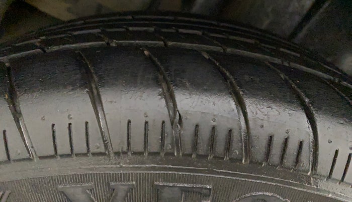 2015 Maruti Ciaz VDI SHVS, Diesel, Manual, 1,14,701 km, Left Front Tyre Tread