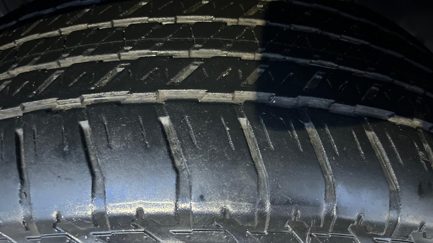 2020 Ford Endeavour TITANIUM PLUS 2.0 4X4 AT SUNROOF, Diesel, Automatic, 1,43,292 km, Left Front Tyre Tread