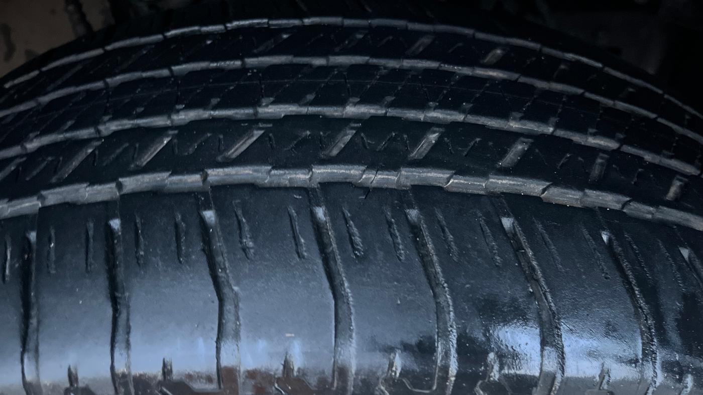 2020 Ford Endeavour TITANIUM PLUS 2.0 4X4 AT SUNROOF, Diesel, Automatic, 1,43,292 km, Right Front Tyre Tread
