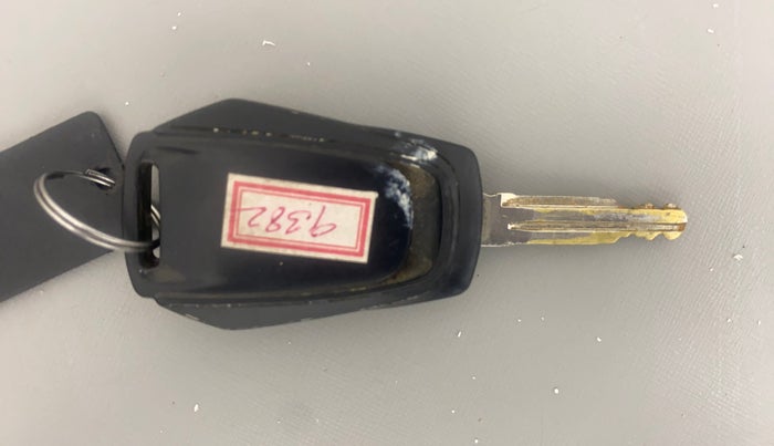 2016 Mahindra Kuv100 K8 D 6 STR, Diesel, Manual, 61,314 km, Key Close Up