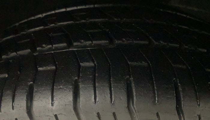 2016 Mahindra Kuv100 K8 D 6 STR, Diesel, Manual, 61,314 km, Right Front Tyre Tread