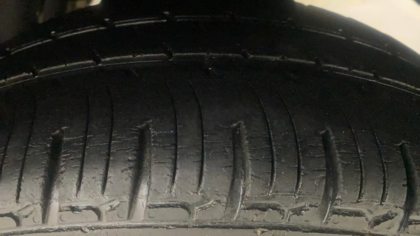 2016 Mahindra Kuv100 K8 D 6 STR, Diesel, Manual, 61,314 km, Left Rear Tyre Tread
