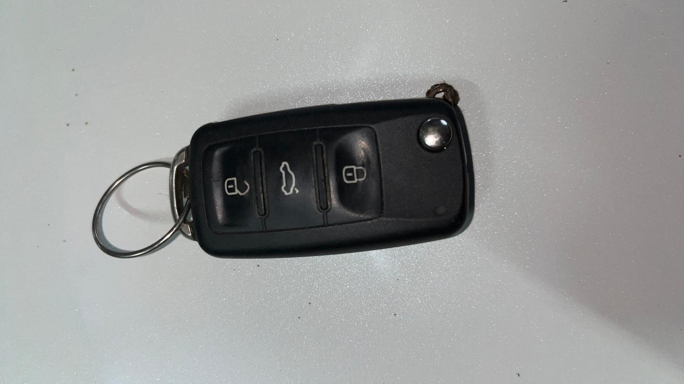 2015 Volkswagen Polo HIGHLINE1.5L, Diesel, Manual, 1,21,131 km, Key Close Up