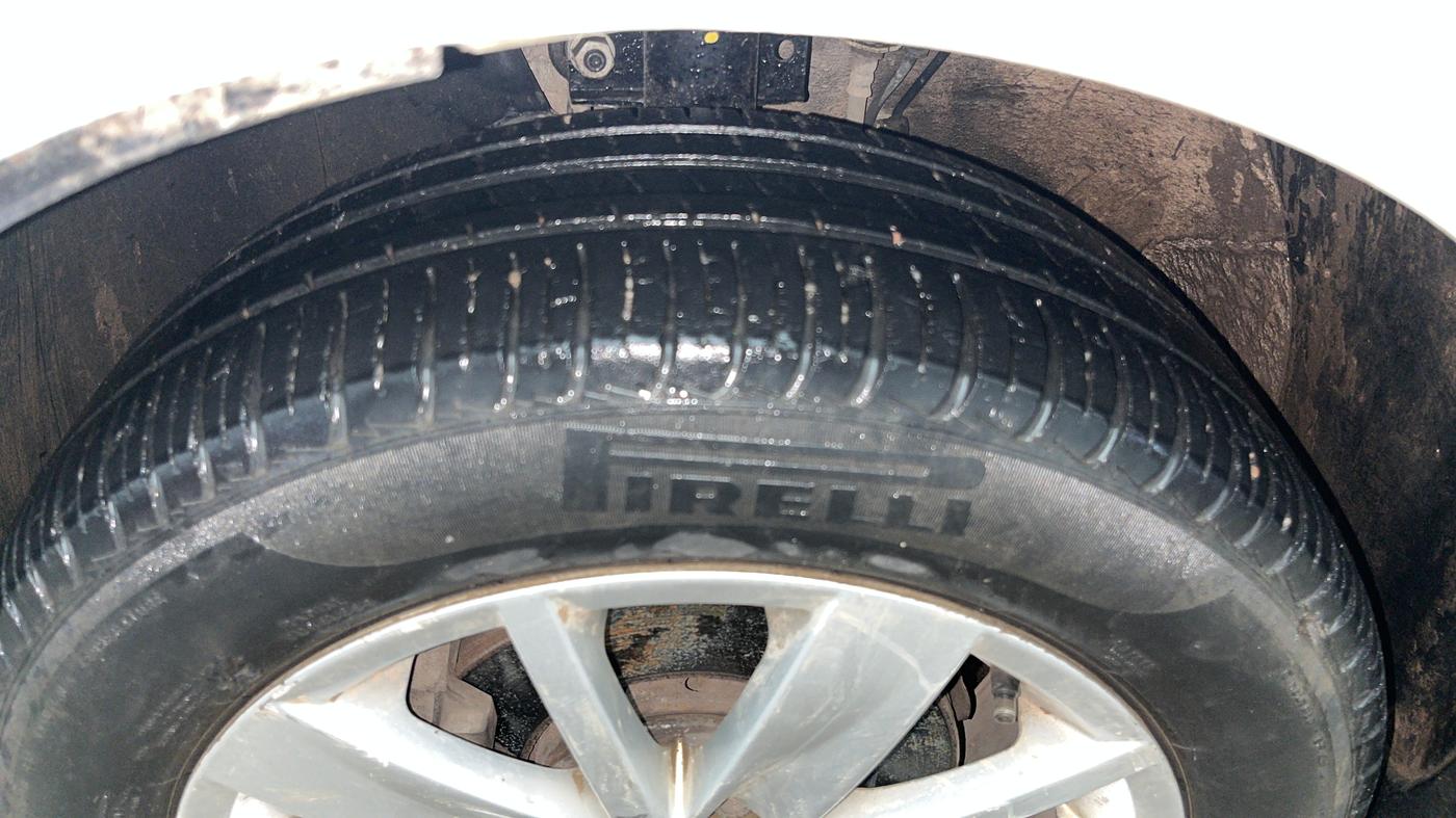 2015 Volkswagen Polo HIGHLINE1.5L, Diesel, Manual, 1,21,131 km, Left Front Tyre Tread
