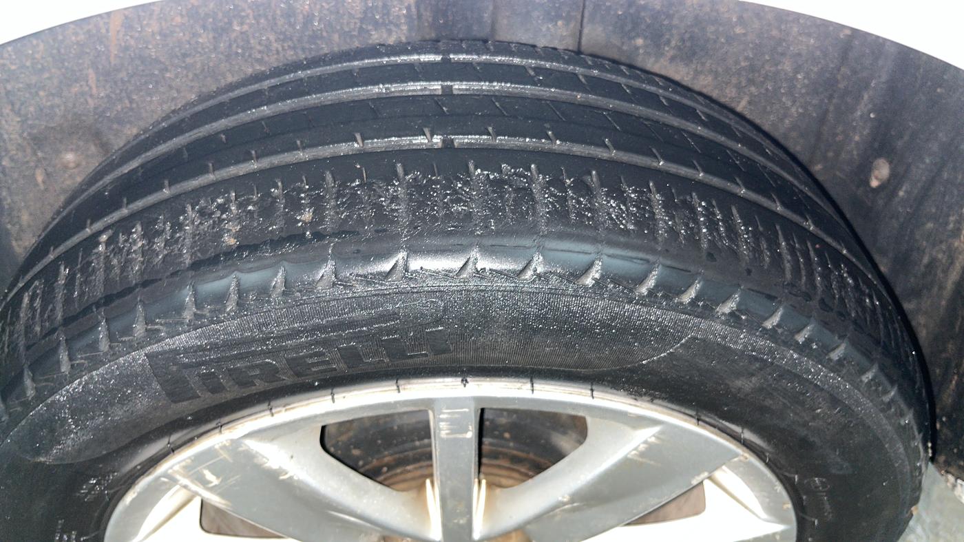 2015 Volkswagen Polo HIGHLINE1.5L, Diesel, Manual, 1,21,131 km, Left Rear Tyre Tread