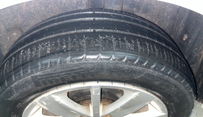 2015 Volkswagen Polo HIGHLINE1.5L, Diesel, Manual, 1,20,469 km, Left Rear Tyre Tread
