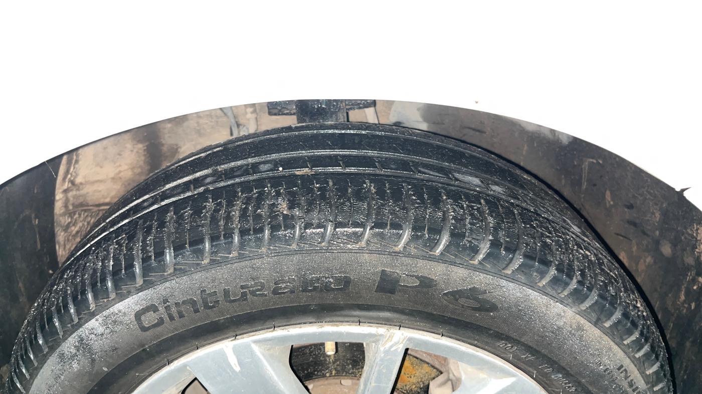 2015 Volkswagen Polo HIGHLINE1.5L, Diesel, Manual, 1,21,131 km, Right Front Tyre Tread