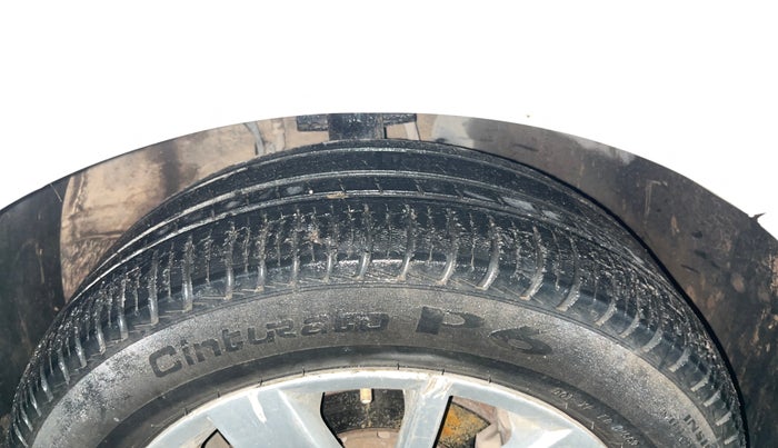 2015 Volkswagen Polo HIGHLINE1.5L, Diesel, Manual, 1,20,469 km, Right Front Tyre Tread