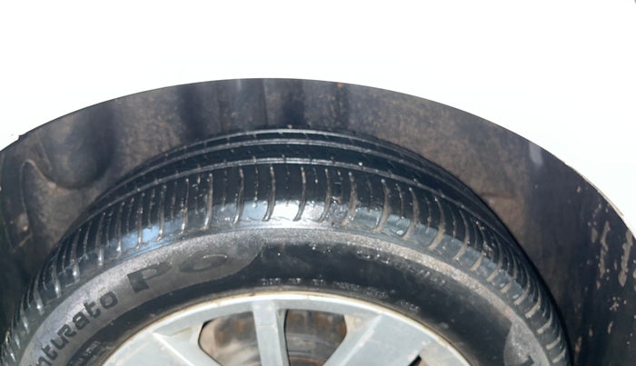 2015 Volkswagen Polo HIGHLINE1.5L, Diesel, Manual, 1,20,469 km, Right Rear Tyre Tread