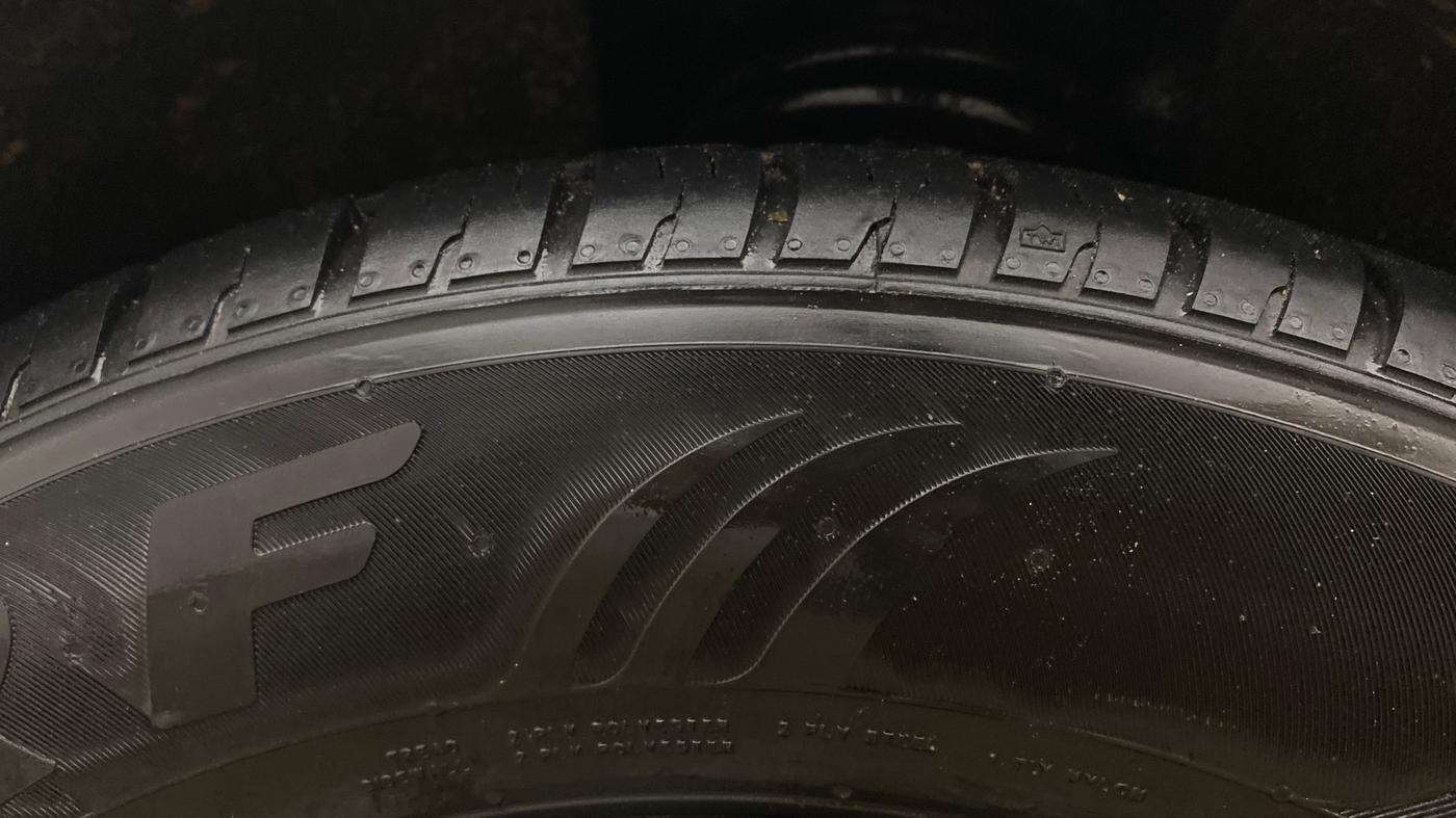 2022 Mahindra XUV700 AX 5 P MT 7 STR, Petrol, Manual, 86,107 km, Left Front Tyre Tread